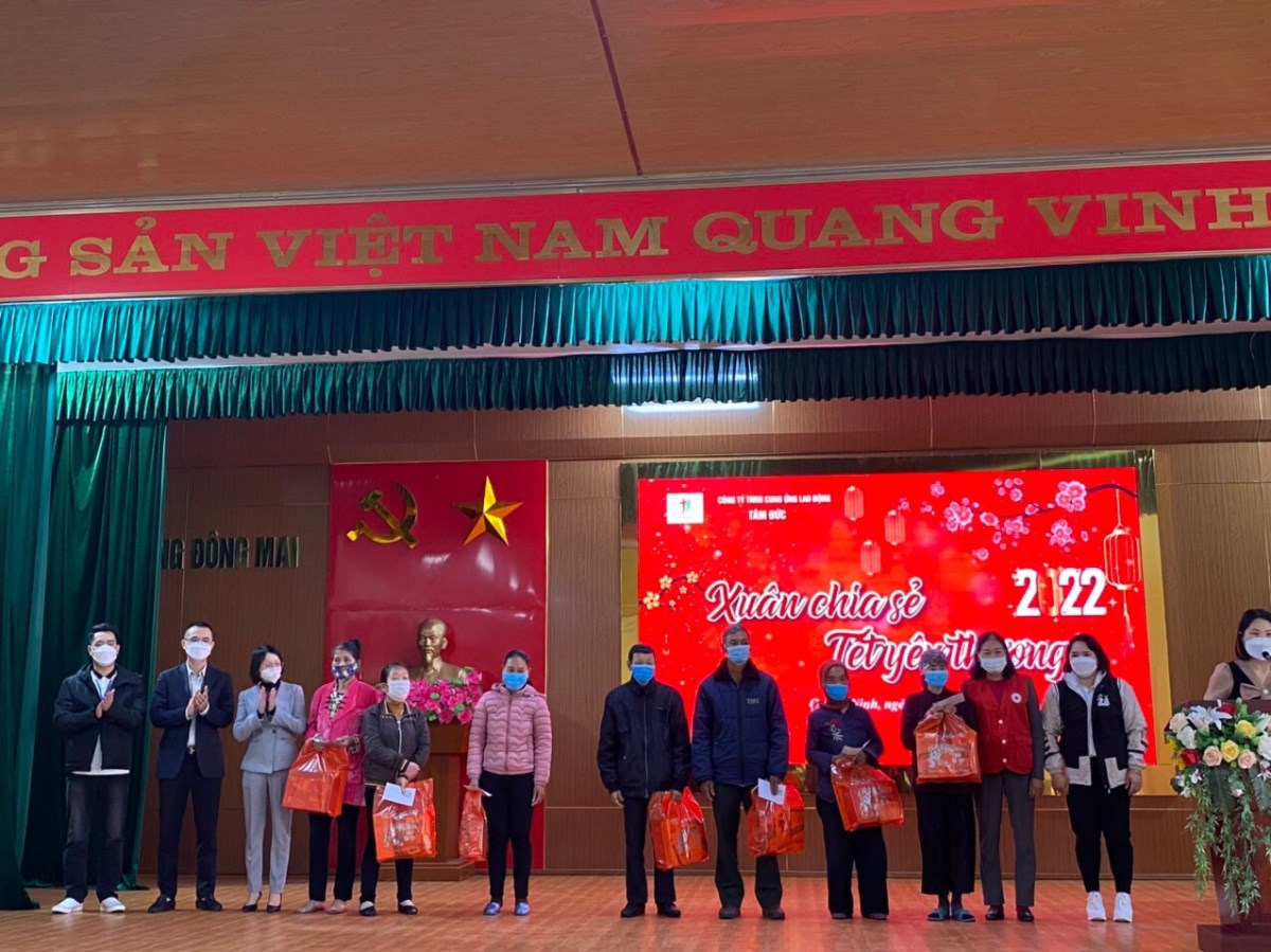 Thiền nguyện trao quà tết 2022 cho 70 hộ nghèo cùng lãnh đạo phường Đông Mai, Quảng Yên, Quảng Ninh.